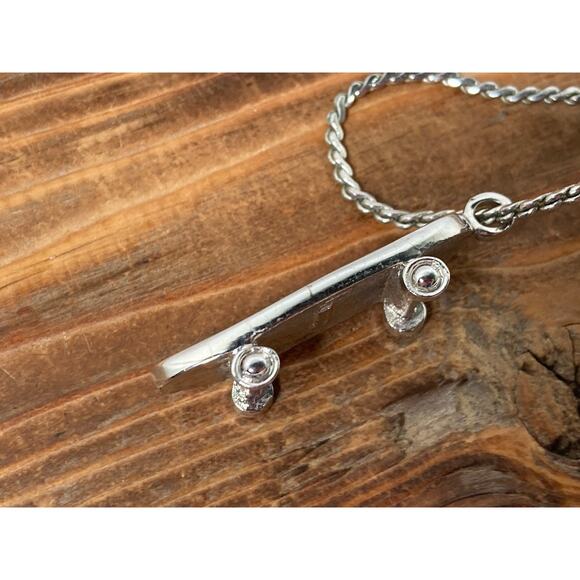 Vintage 1979 Avon Silver Skateboard Pendant Chain Necklace 16.5” - Picture 9 of 10